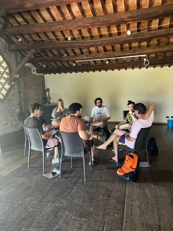 I ragazzi di AWAA in cerchio durante le prove nella mansarda della Torre