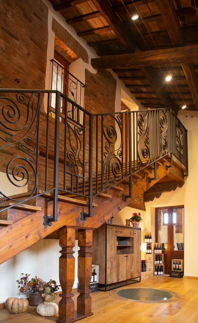 La balconata in legno intagliato della Torre