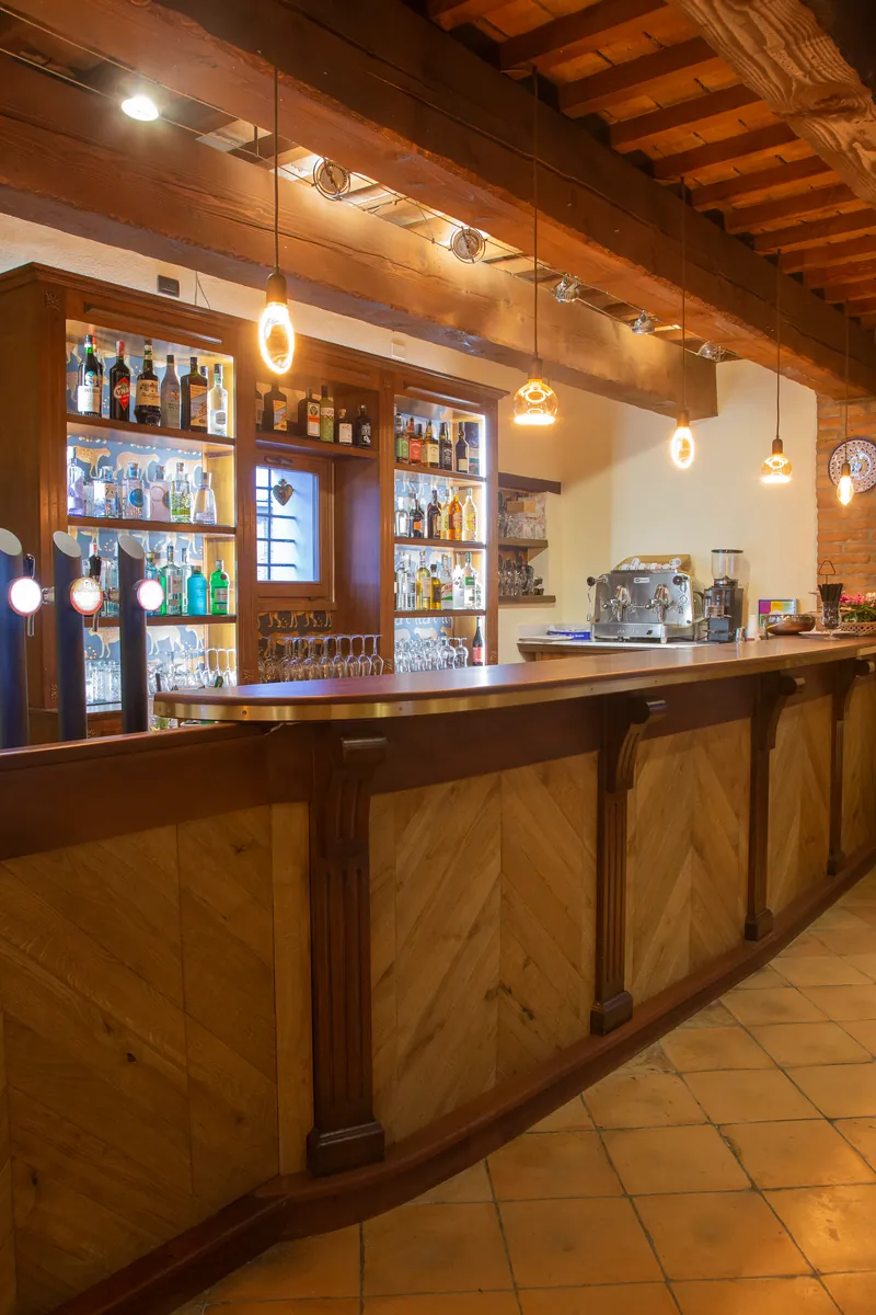 Il bancone del bar sotto il soffitto a travi