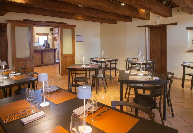 La sala del camino apparecchiata per la cena