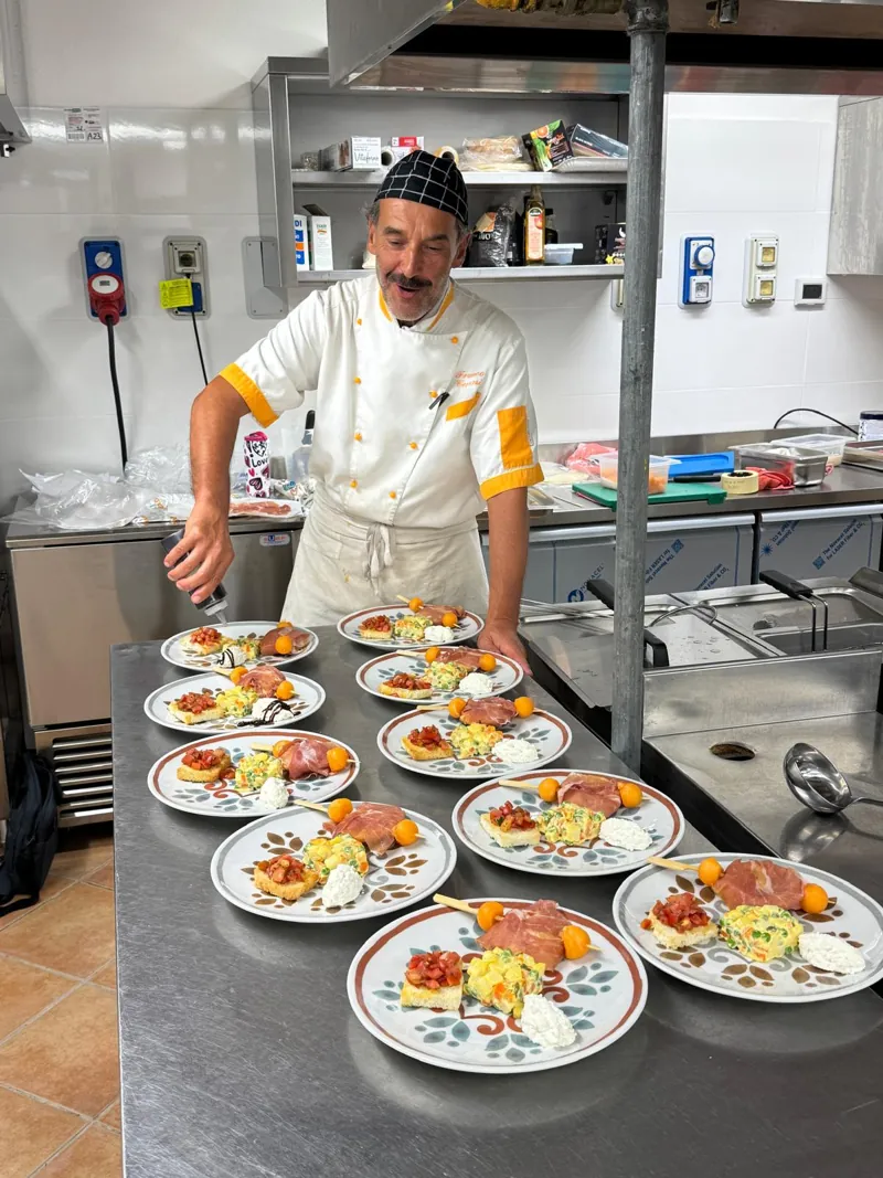 Lo chef impiatta gli antipasti nella cucina del Gattopardo