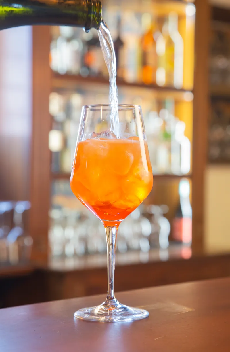 Un cocktail preparato al bancone del Social Bar