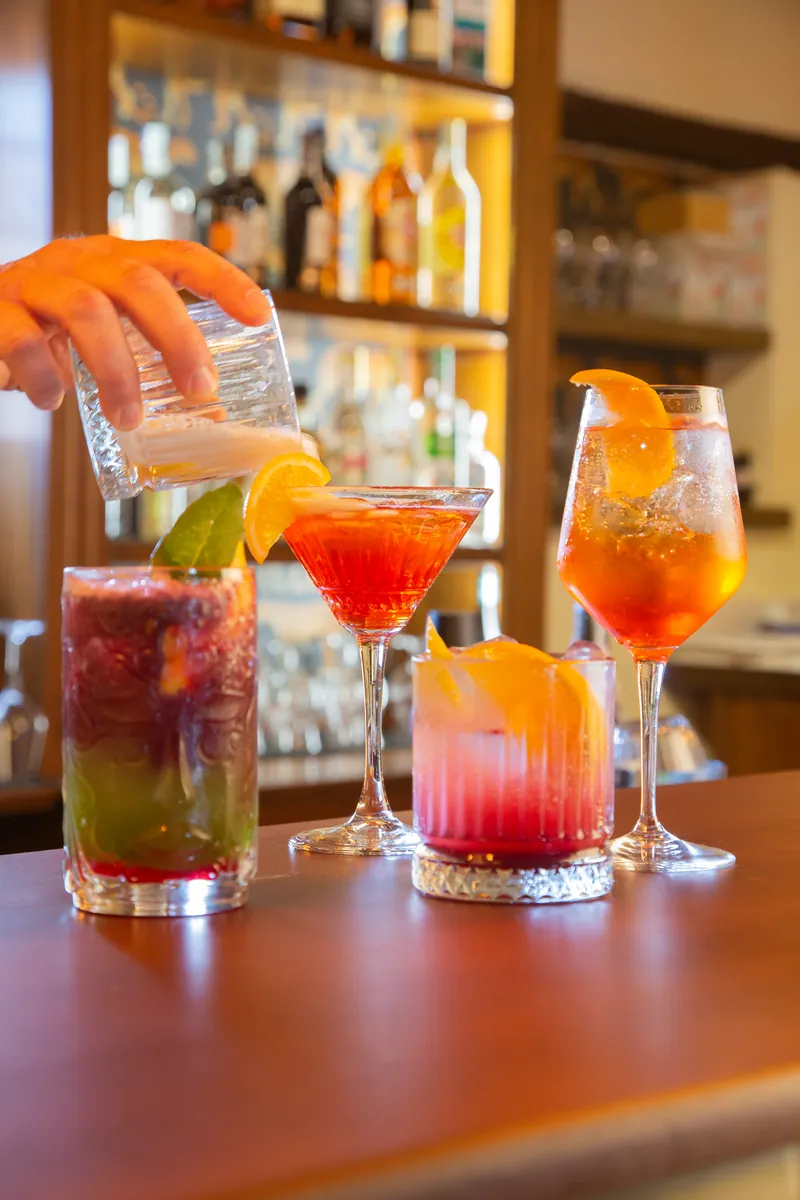 L'ultimo tocco su tre cocktail pronti