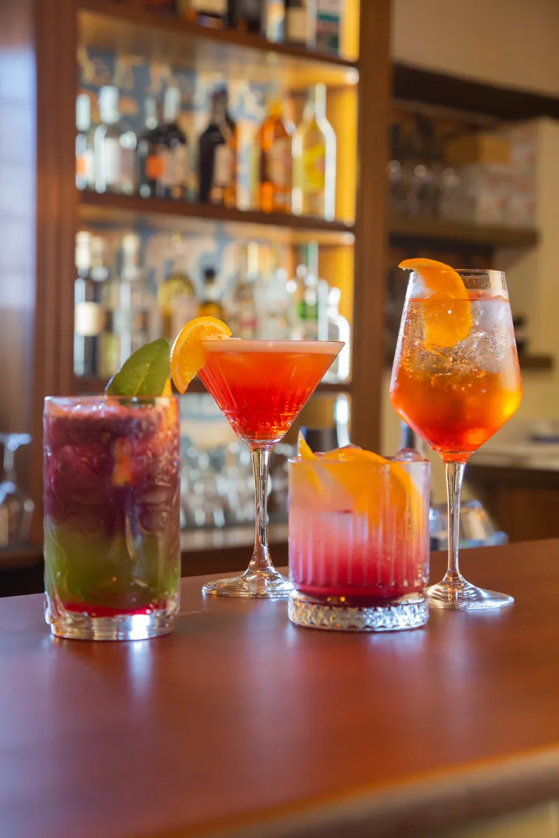 I cocktail del Social Bar sul bancone