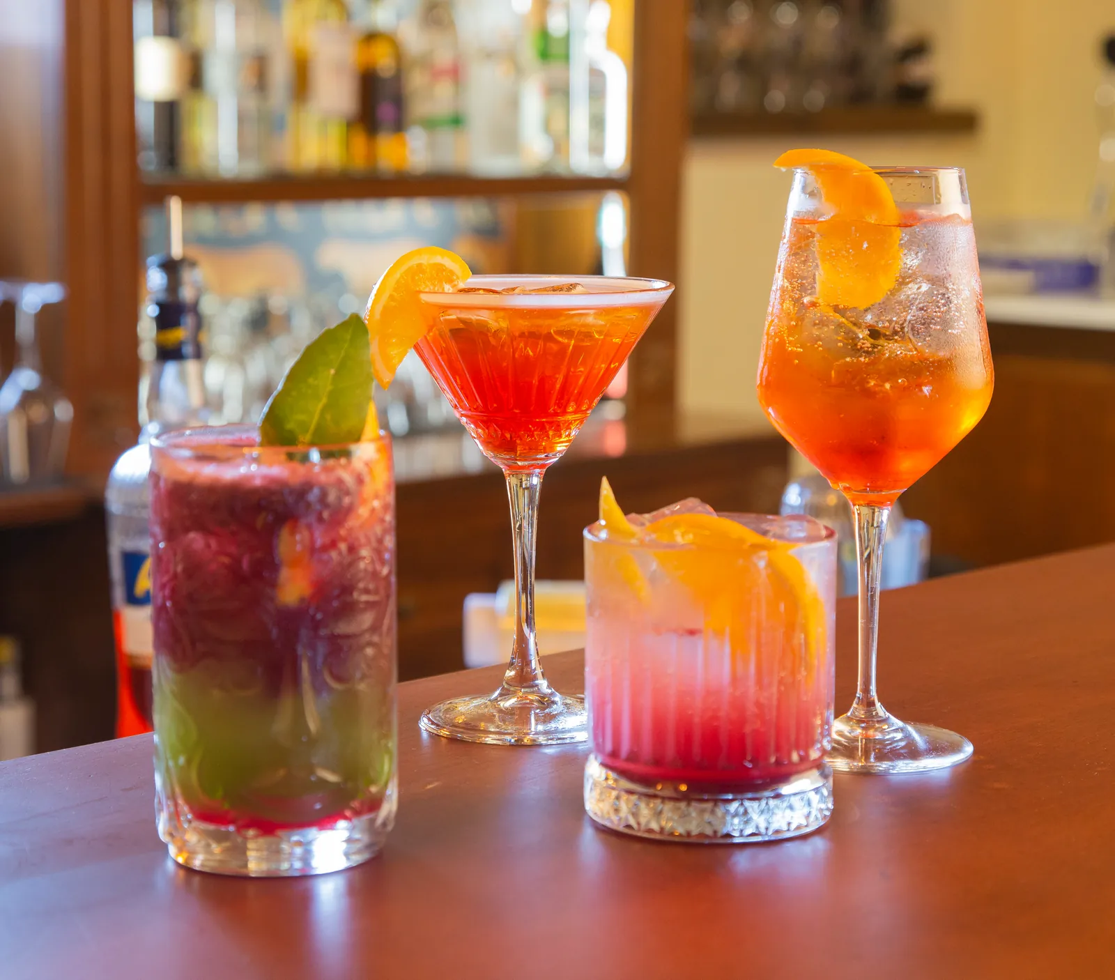 I cocktail del Social Bar sul bancone