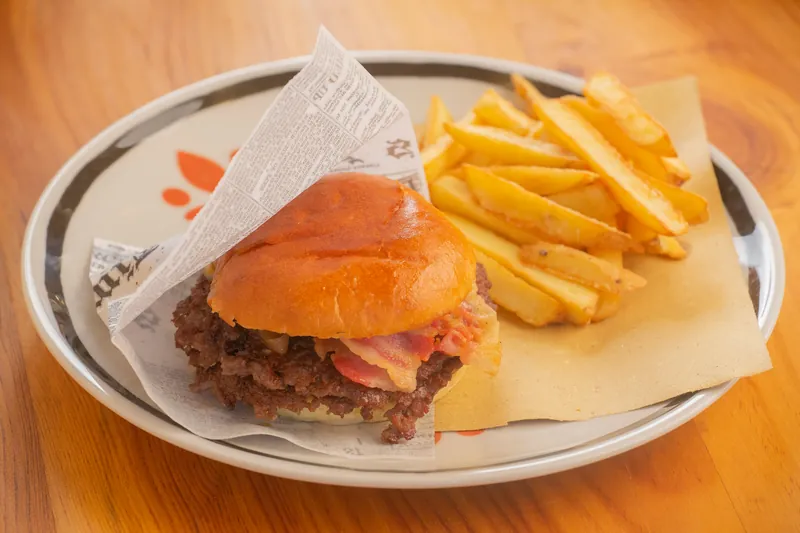 L'hamburger con le patatine fritte