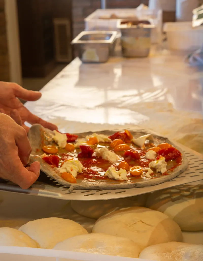 Una pizza appena farcita, sulla pala