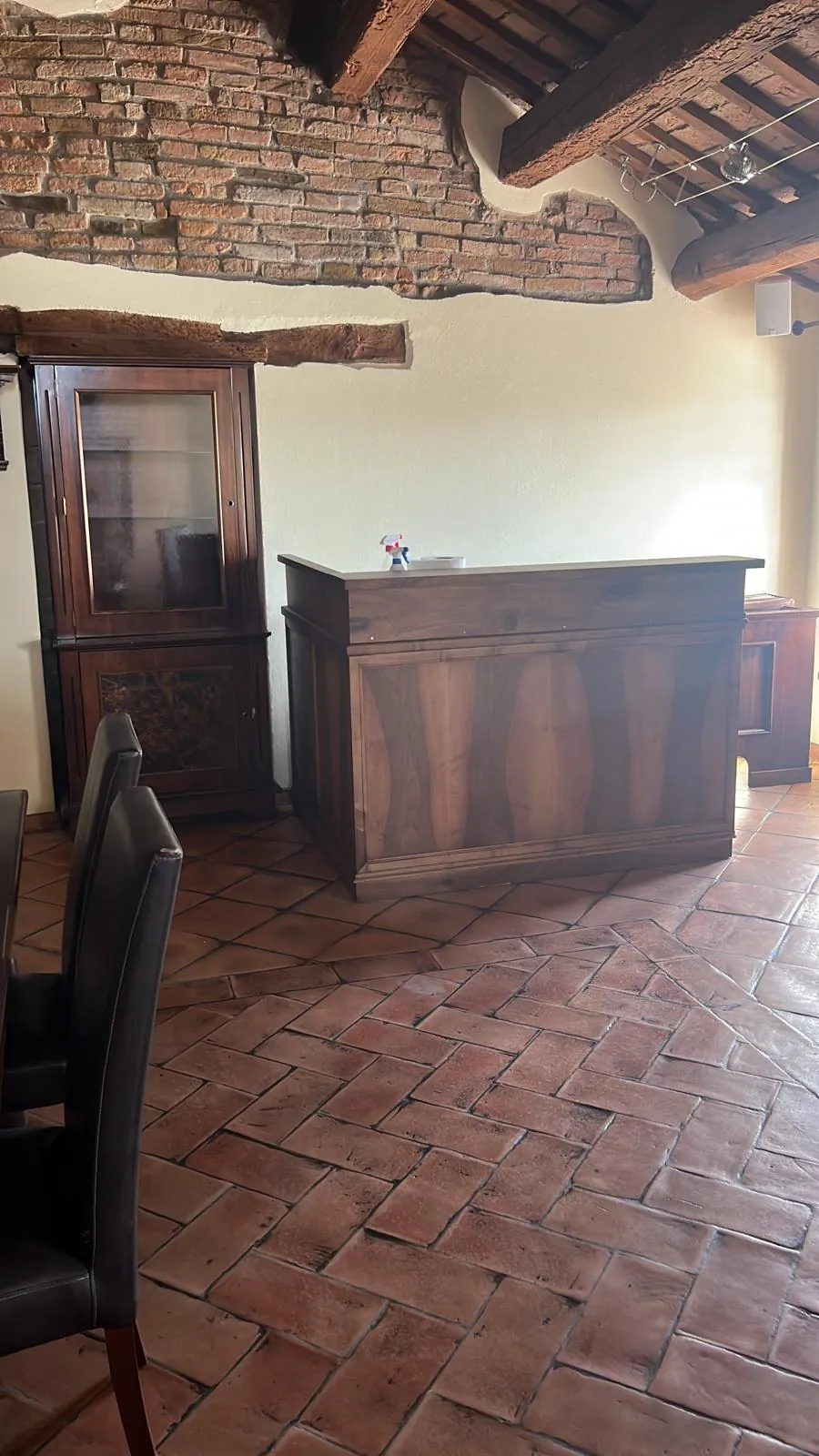 L'interno del casale con pavimento in cotto, travi e mobili in legno