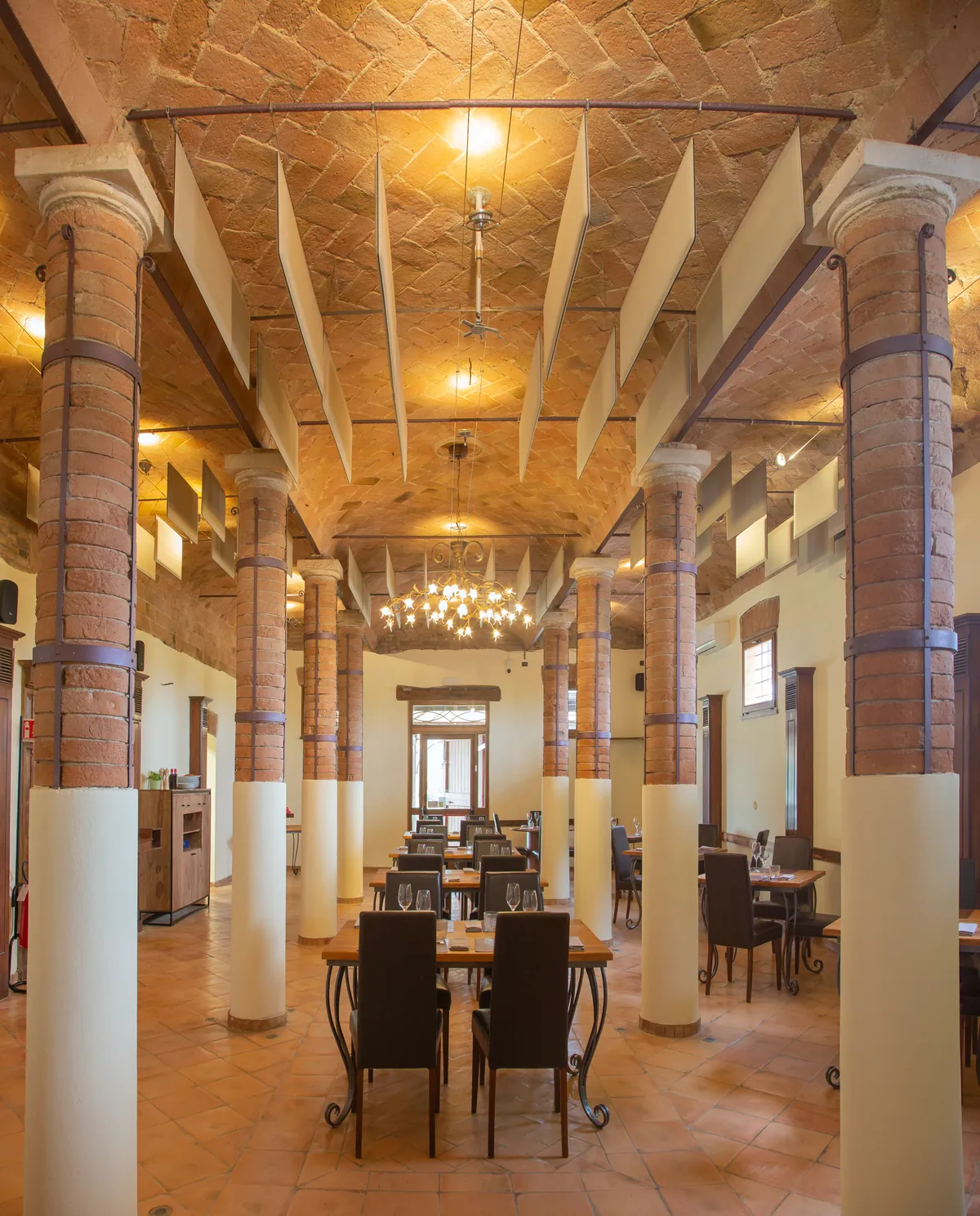 La sala delle colonne in mattone, sotto le volte