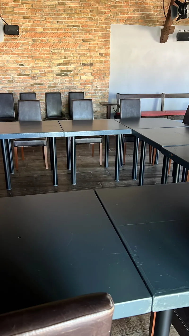 La sala con la parete in mattoni a vista