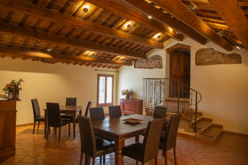 Il tavolo in legno massello fra travi e cotto