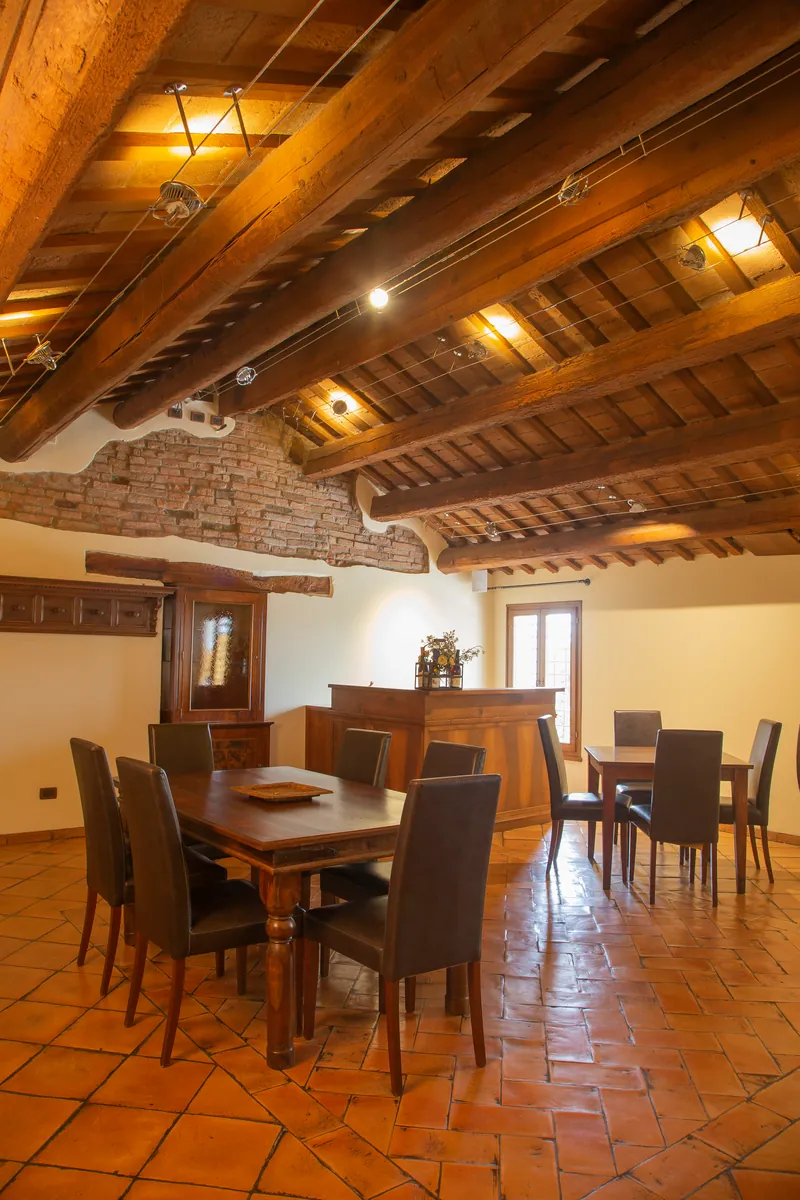Il soppalco del Social Bar: il tavolo in legno massello sotto le travi