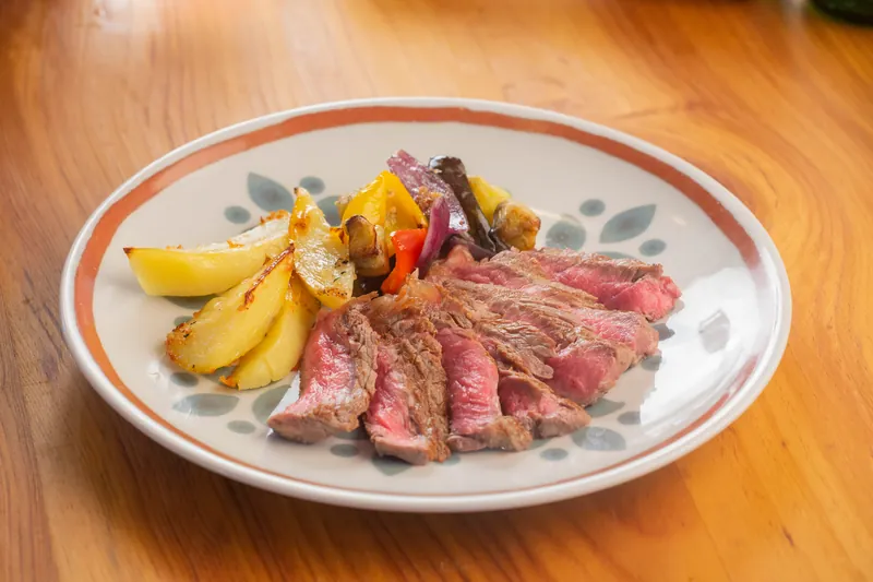 La tagliata di manzo con patate e verdure alla griglia