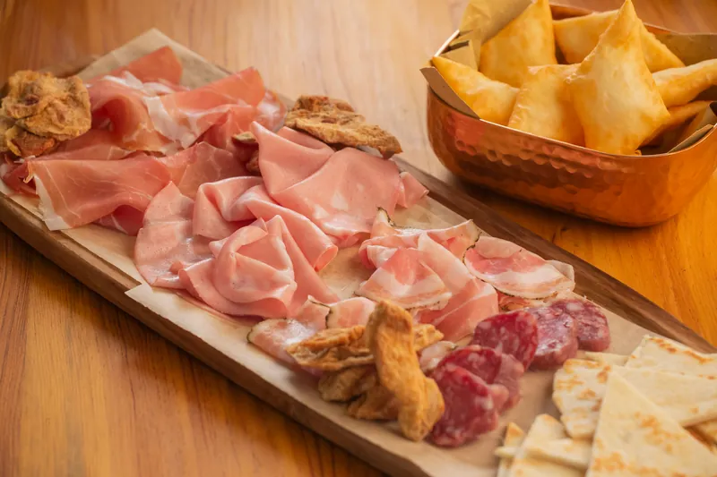 Il tagliere di salumi con gnocco fritto e piadina